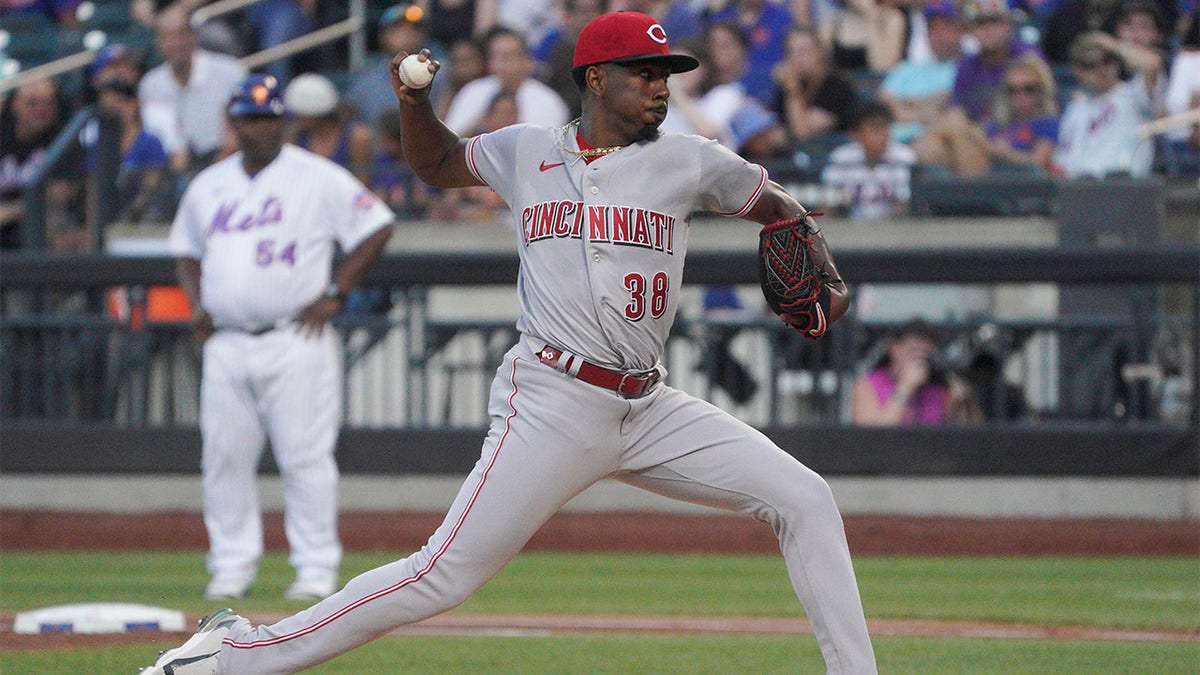 Justin Dunn throws pitch