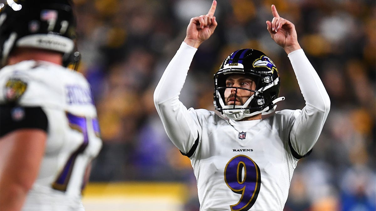 Justin Tucker reacts to making field goal