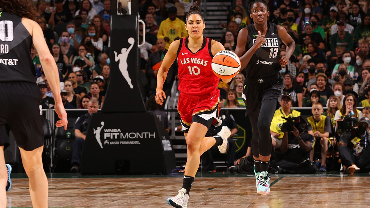 Kelsey Plum dribbles the ball