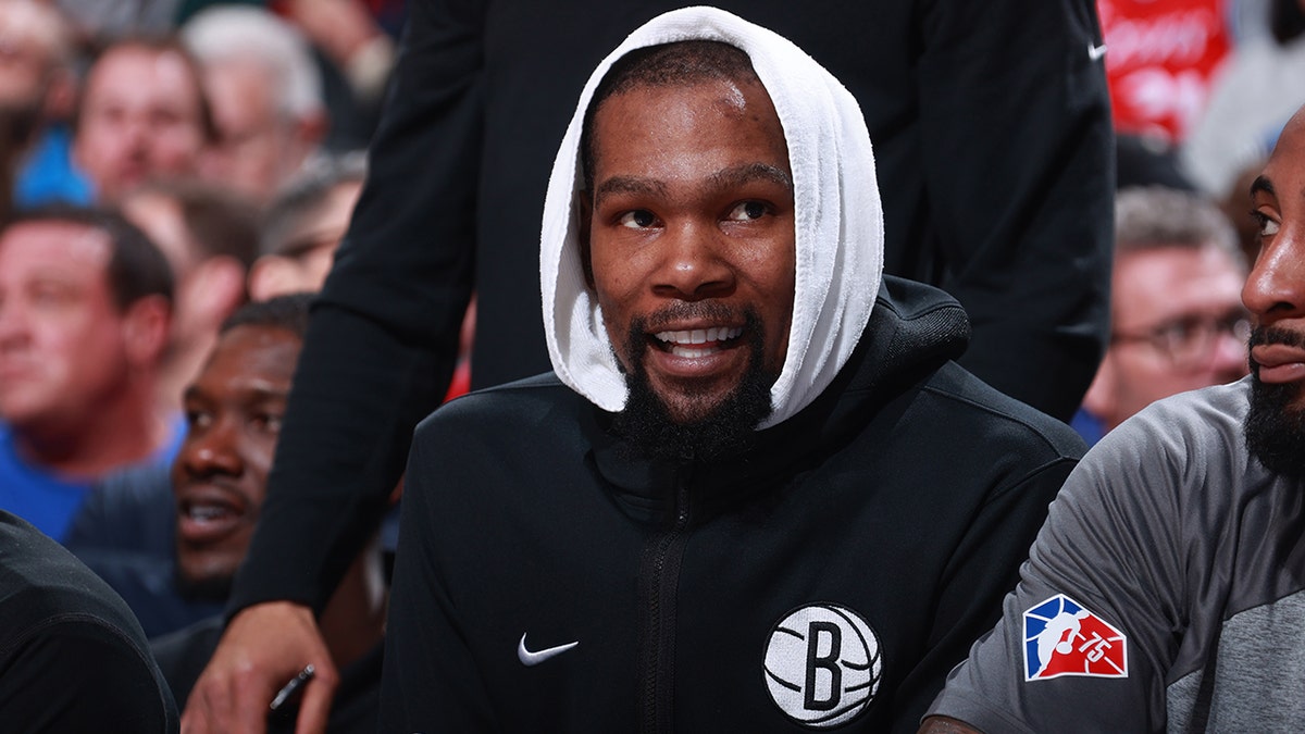 Kevin Durant with a towel over his head