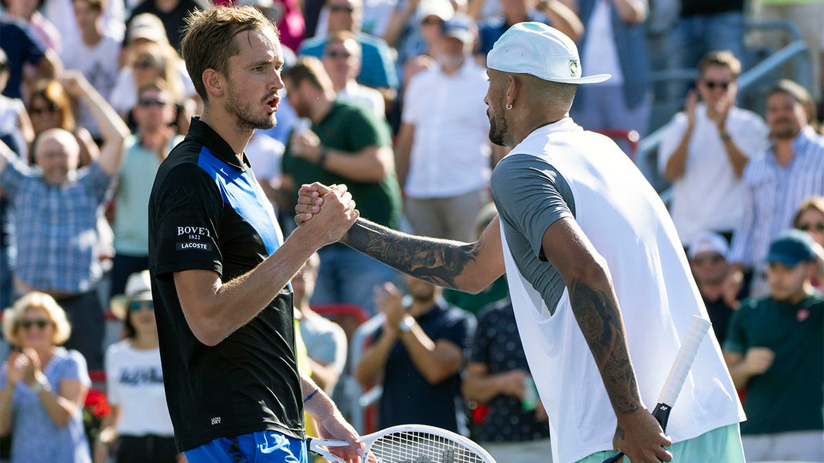 Daniil Medvedev and Nick Kyrgios shakes hands