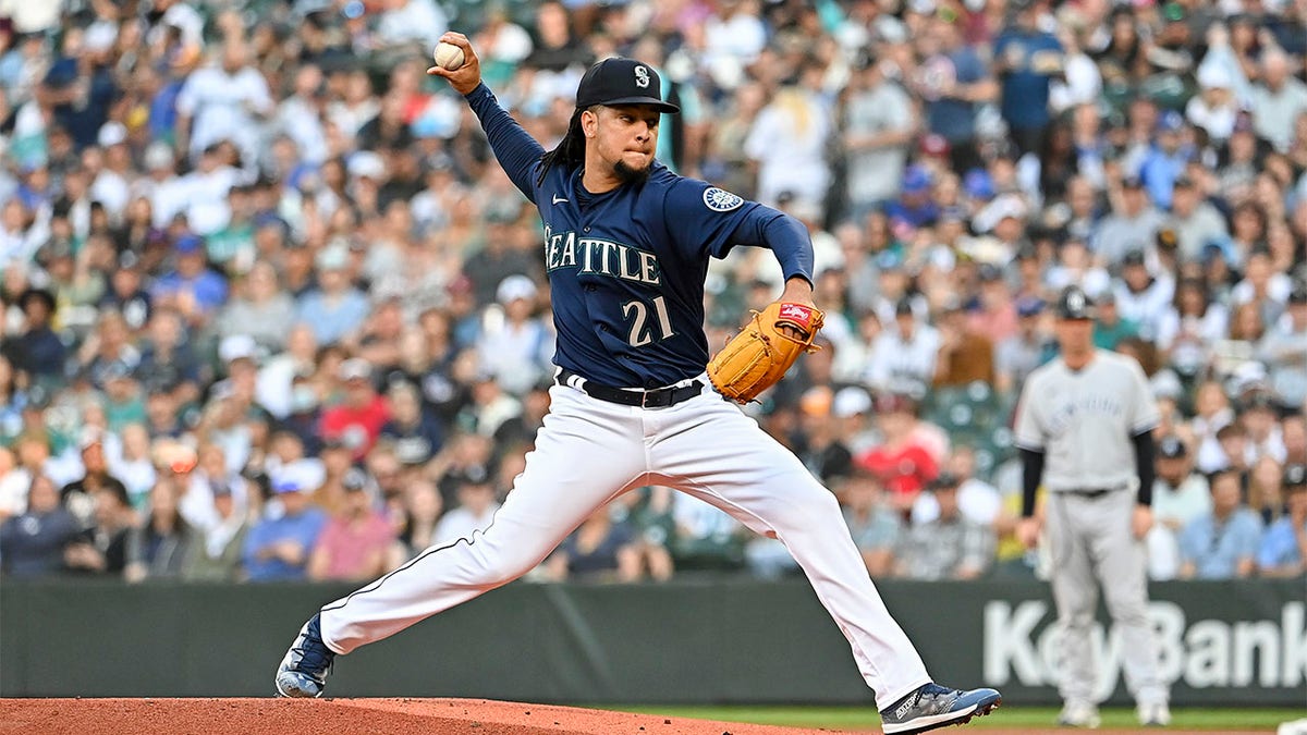 Luis Castillo extension: Mariners agree to five-year deal with righty,  reportedly worth $108 million 