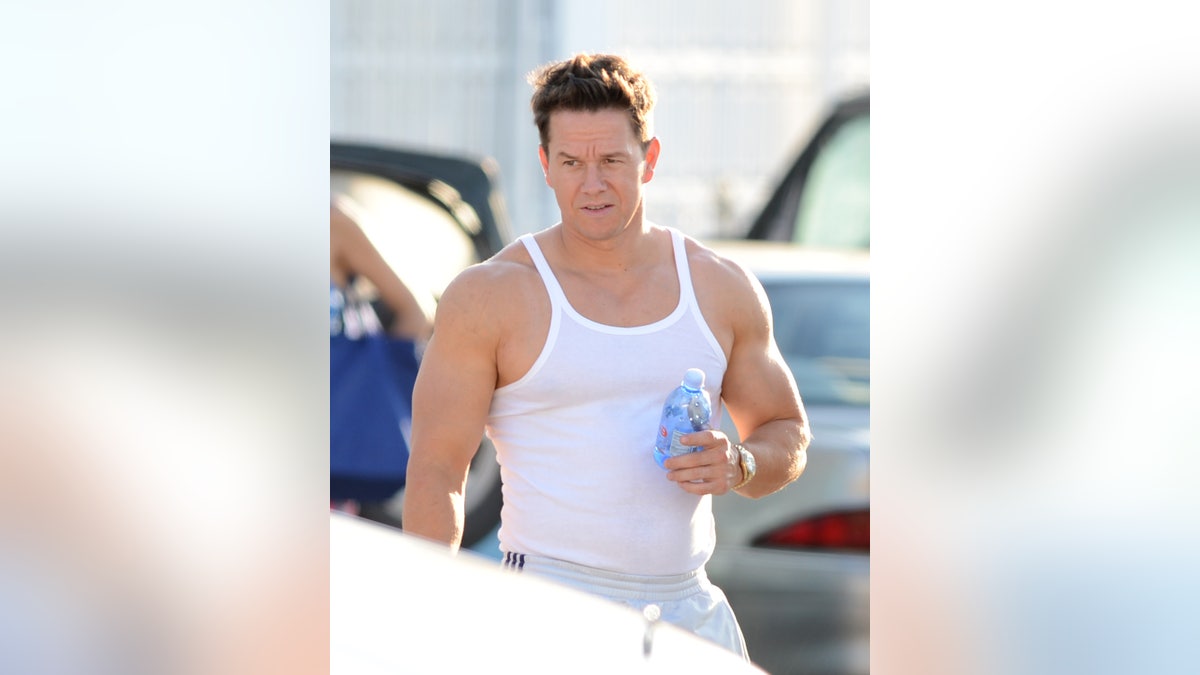 Mark Wahlberg shows off his toned arms