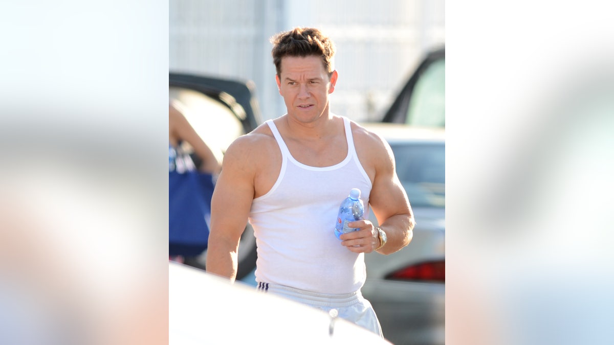 Mark Wahlberg mostra le sue braccia toniche