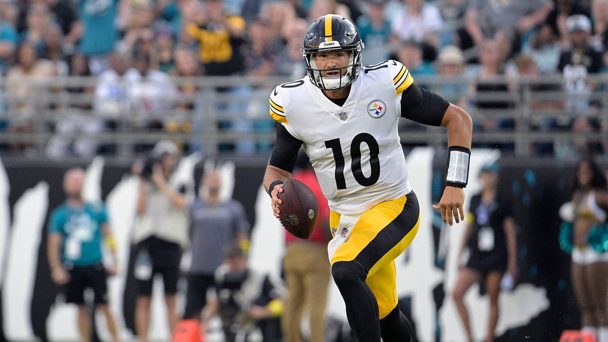 Mitchell Trubisky runs in the first half