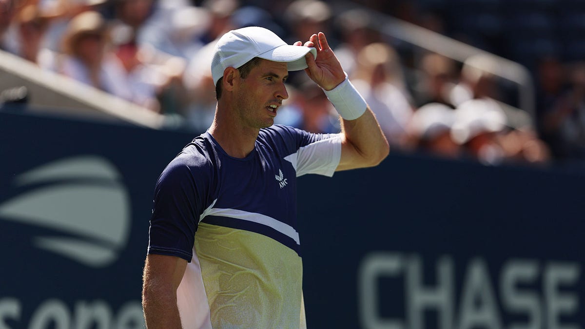 Andy Murray touches hat