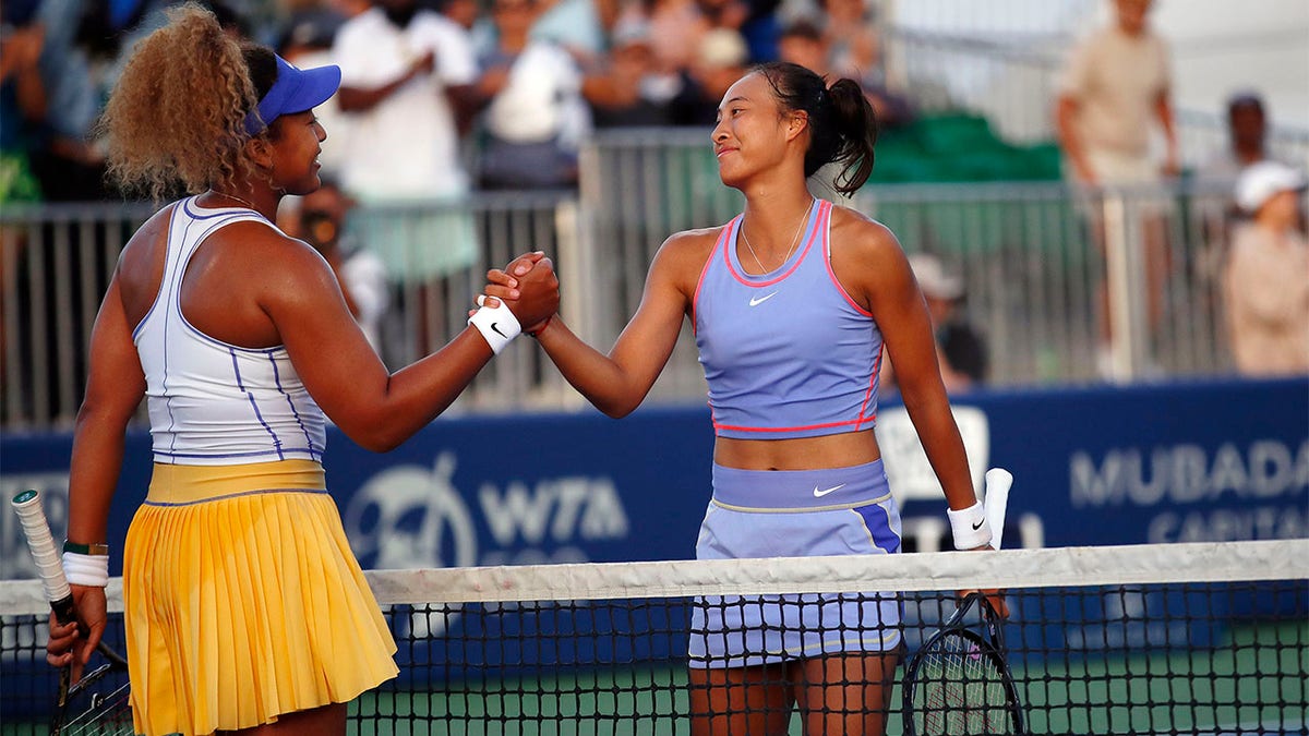 Naomi Osaka ans Zheng Qinwen shake hands