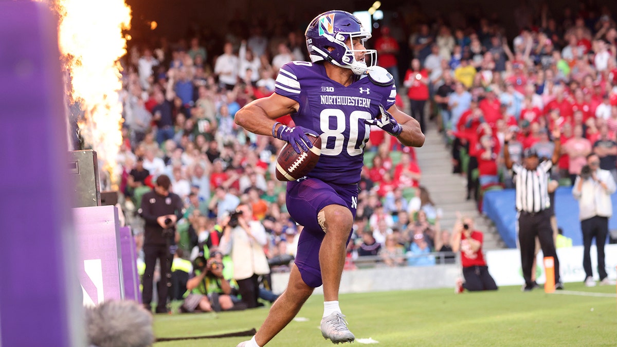 Donny Navarro celebrates a touchdown pass