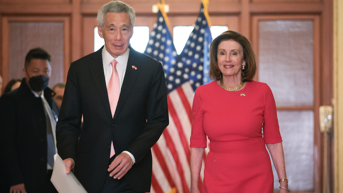 Nancy Pelosi and Singapore Prime Minister Lee Hsien Loong walking together