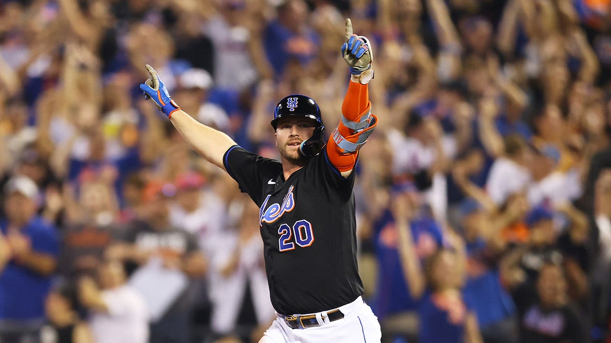 Pete Alonso celebrates walk-off