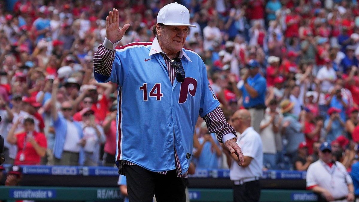 Pete Rose gets standing ovation as Phillies celebrate 1980 World Series  team