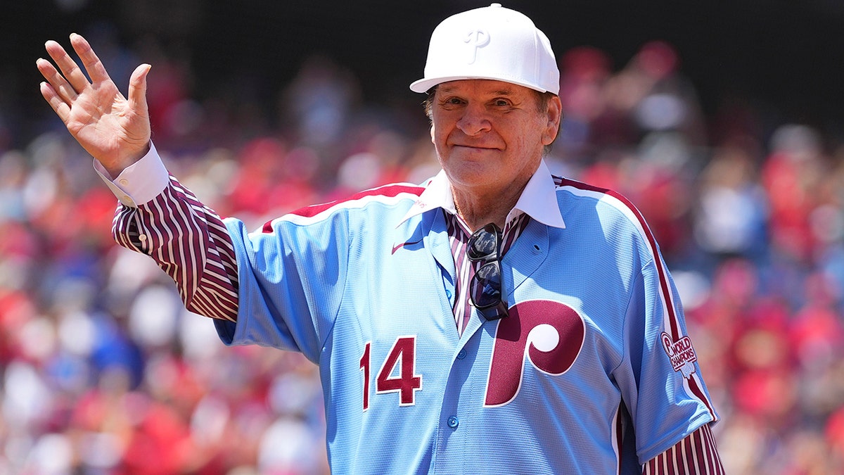 Pete Rose joins in Phillies ceremony