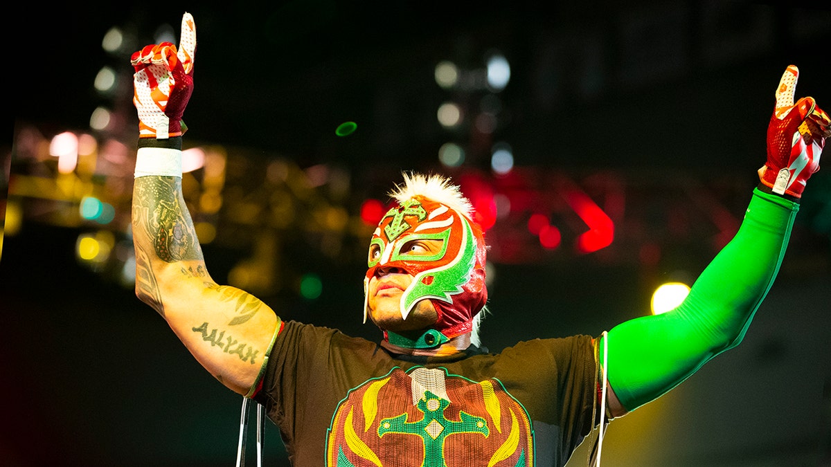 Rey Mysterio reacts