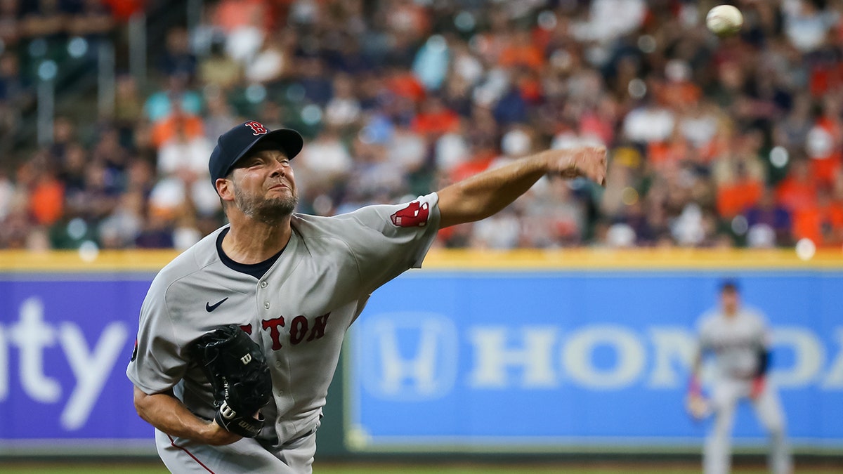 Astros' Yordan Álvarez gets four strikes in single at-bat