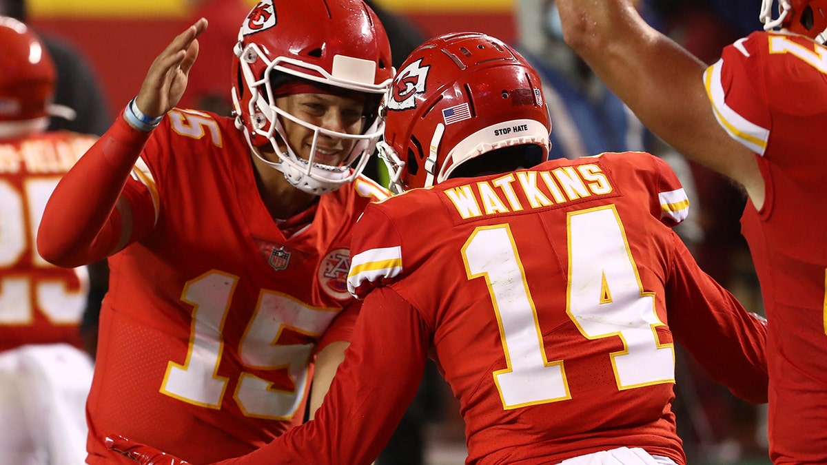 Patrick Mahomes not on Aaron Rodgers' level, per Sammy Watkins