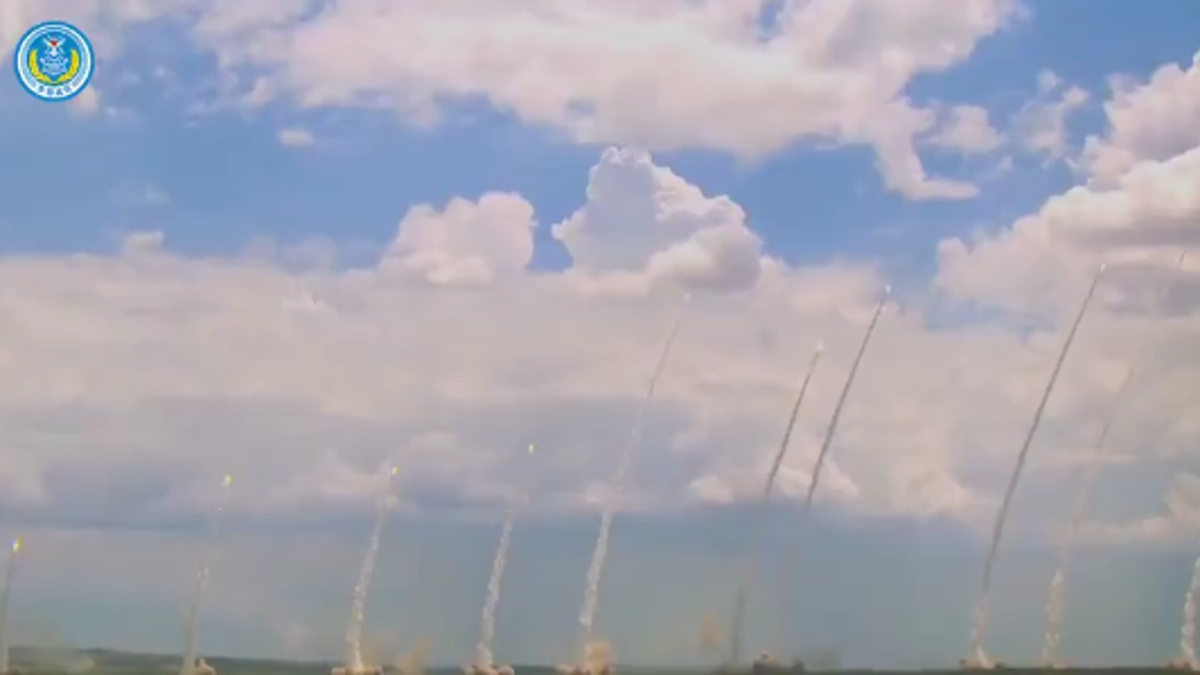 Multiple Chinese missiles launchingu