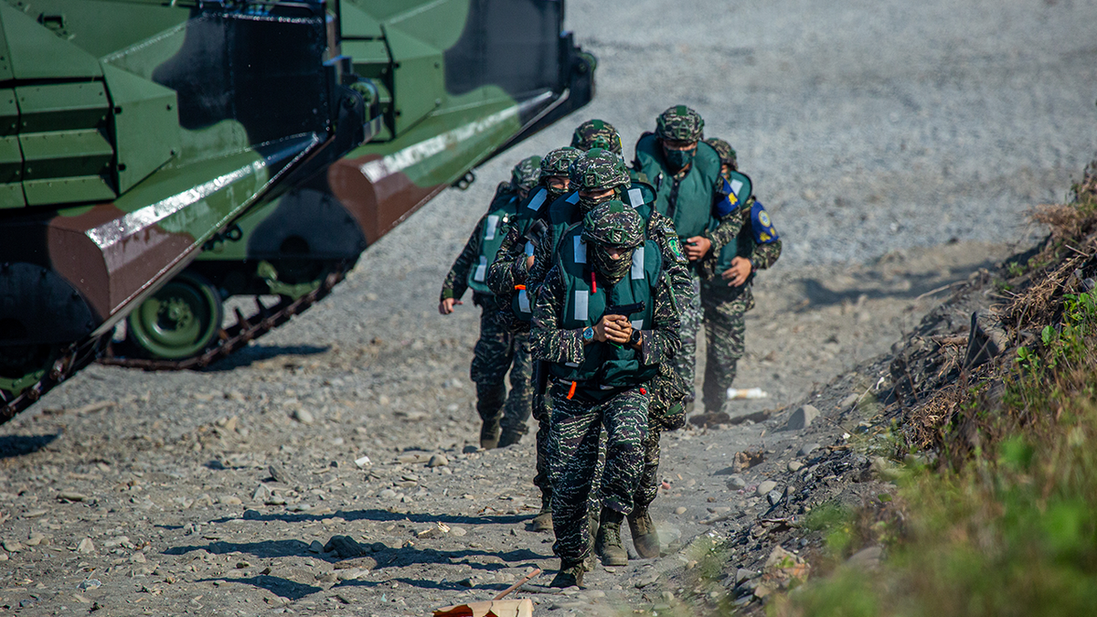 Taiwanese soldiers conduct live military exersies