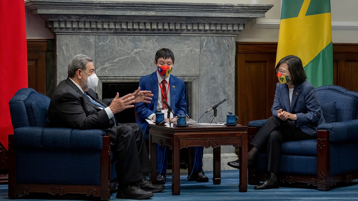 Tsai Ing-wen meets with St. Vincent Prime Minister