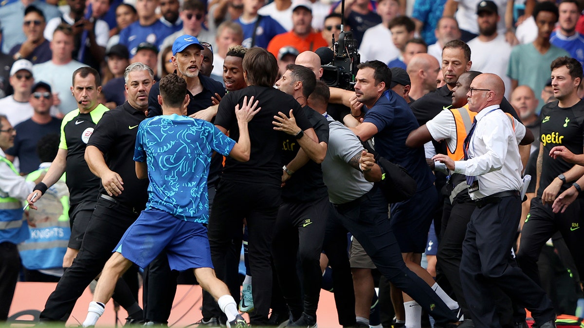 Thomas Tuchel and Antonio Conte argue