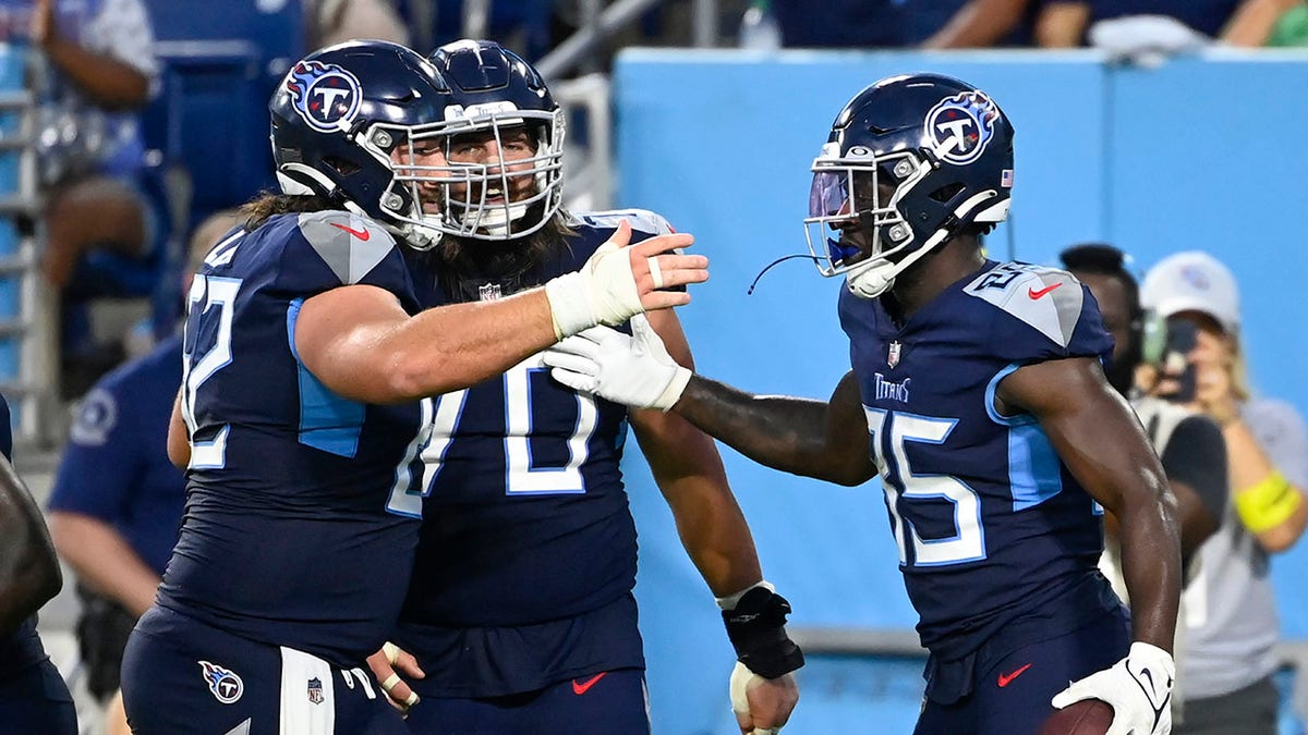 Titans lean on Derrick Henry as they aim for fourth straight