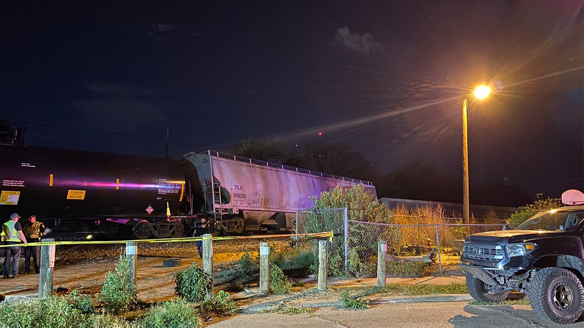 A photo showing the derailed train cars