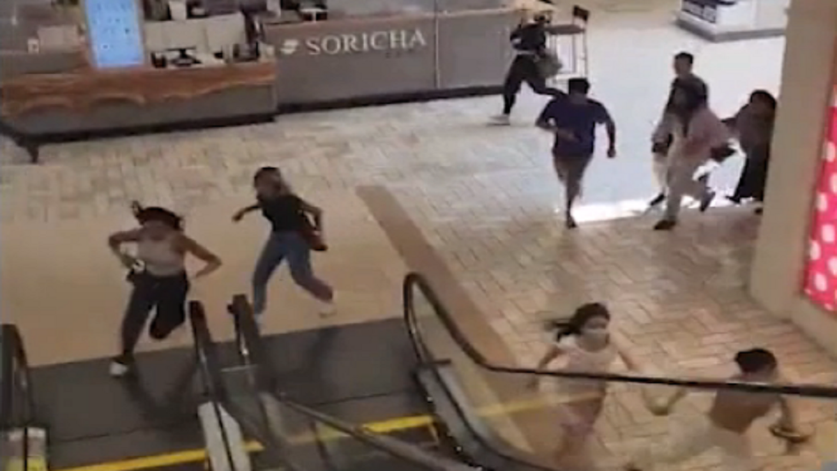 Virginia mall crowd fleeing