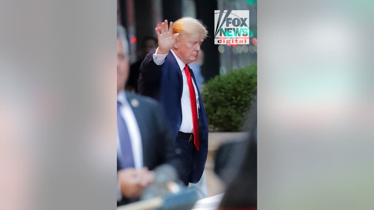 Trump waves to crowd post FBI Mar-A-Lago raid