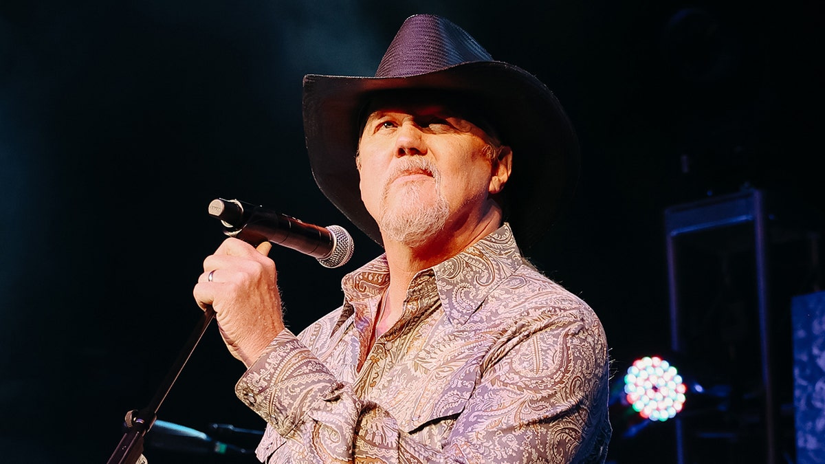 'Monarch' star Trace Adkins had doctors 'fuse' detached finger after