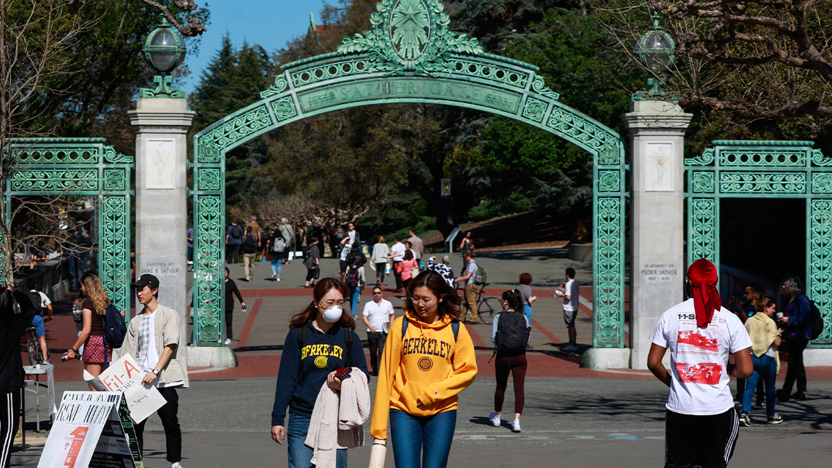 Photo shows students at UC Berkeley wearing masks while walking on the school's campus in 2020 