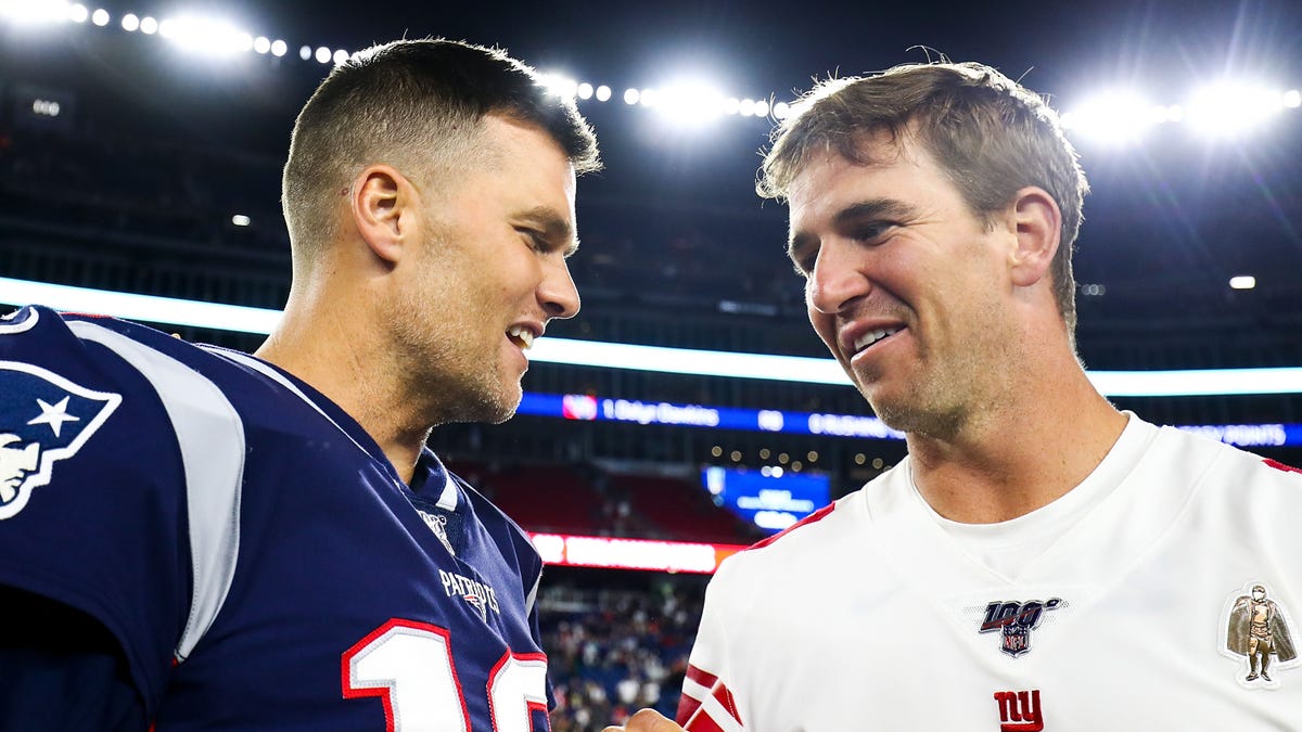 Tom Brady and Eli Manning shake hands