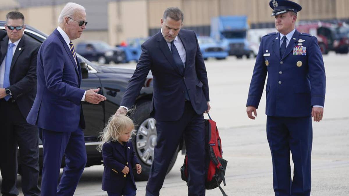 Biden walks with Hunter Biden and grandson