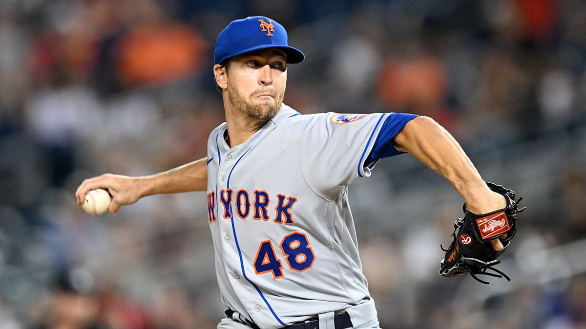 Jacob deGrom delivers pitch