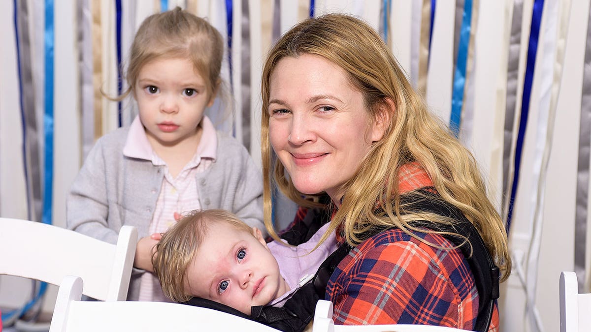 Drew Barrymore com suas duas filhas