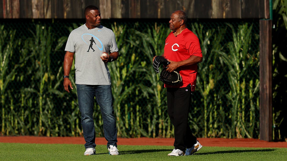 Ken Griffey Jr. & Sr., Reds & Cubs emerge from corn for 'Field of Dreams'  game