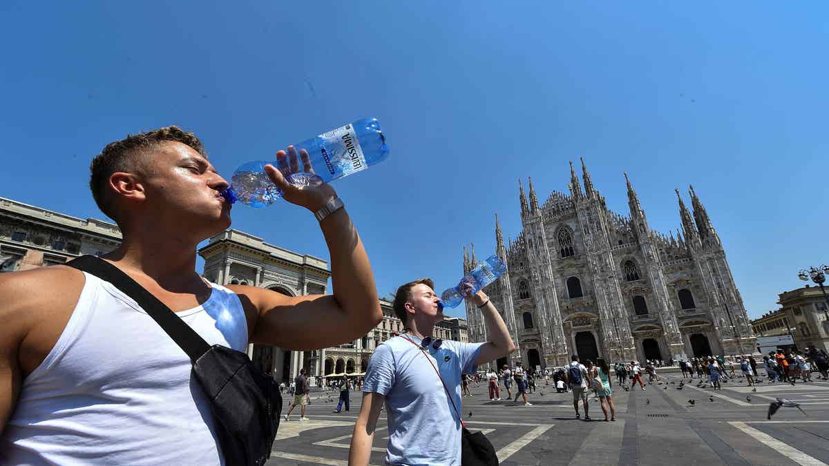 Men drinking water in Italy during heatwave
