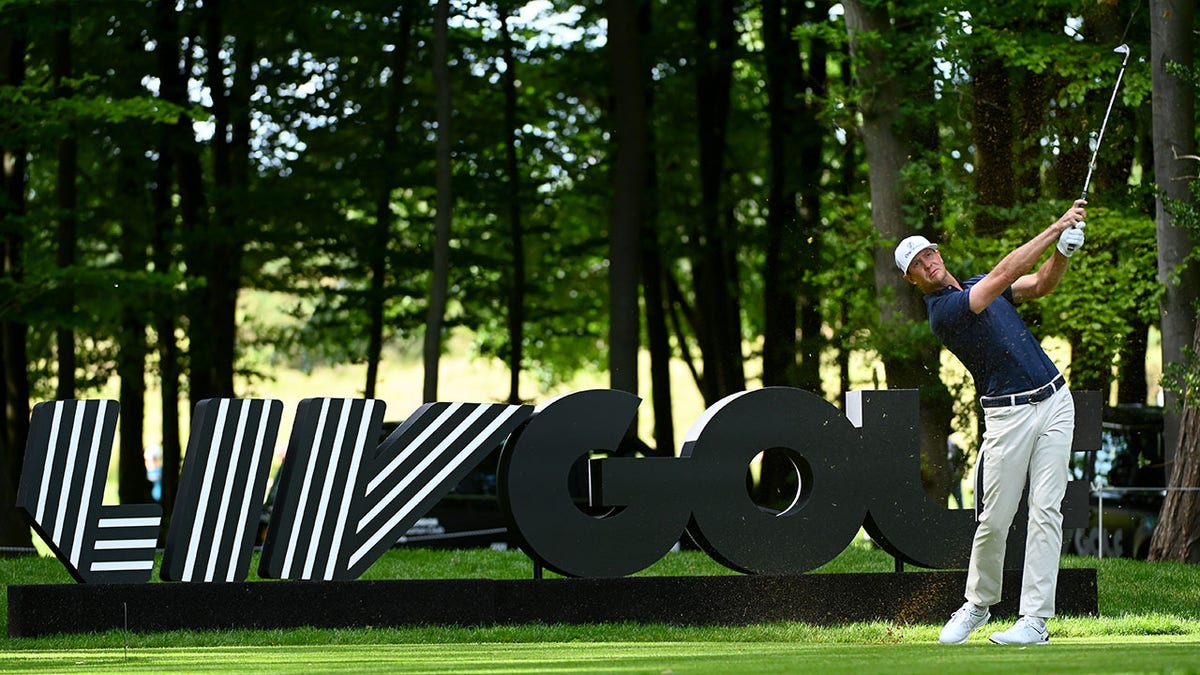 Hudson Swafford tees off