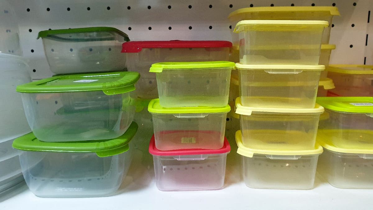 empty plastic tupperware containers