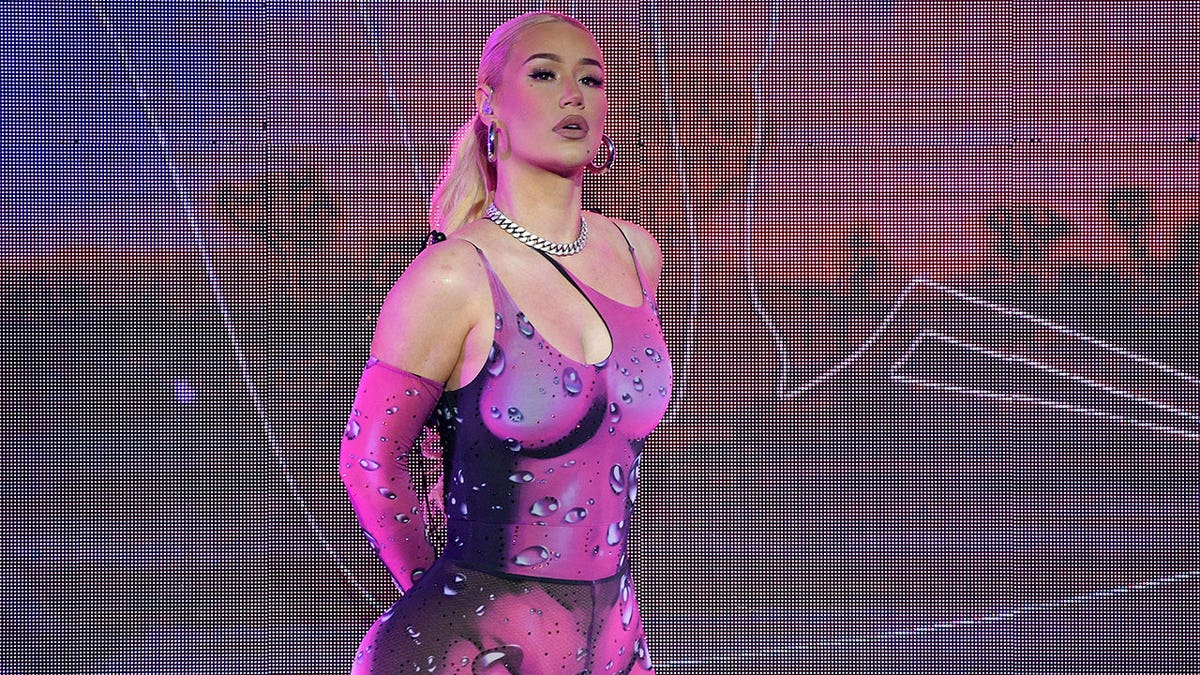 Iggy Azalea sports pink bodysuit on stage