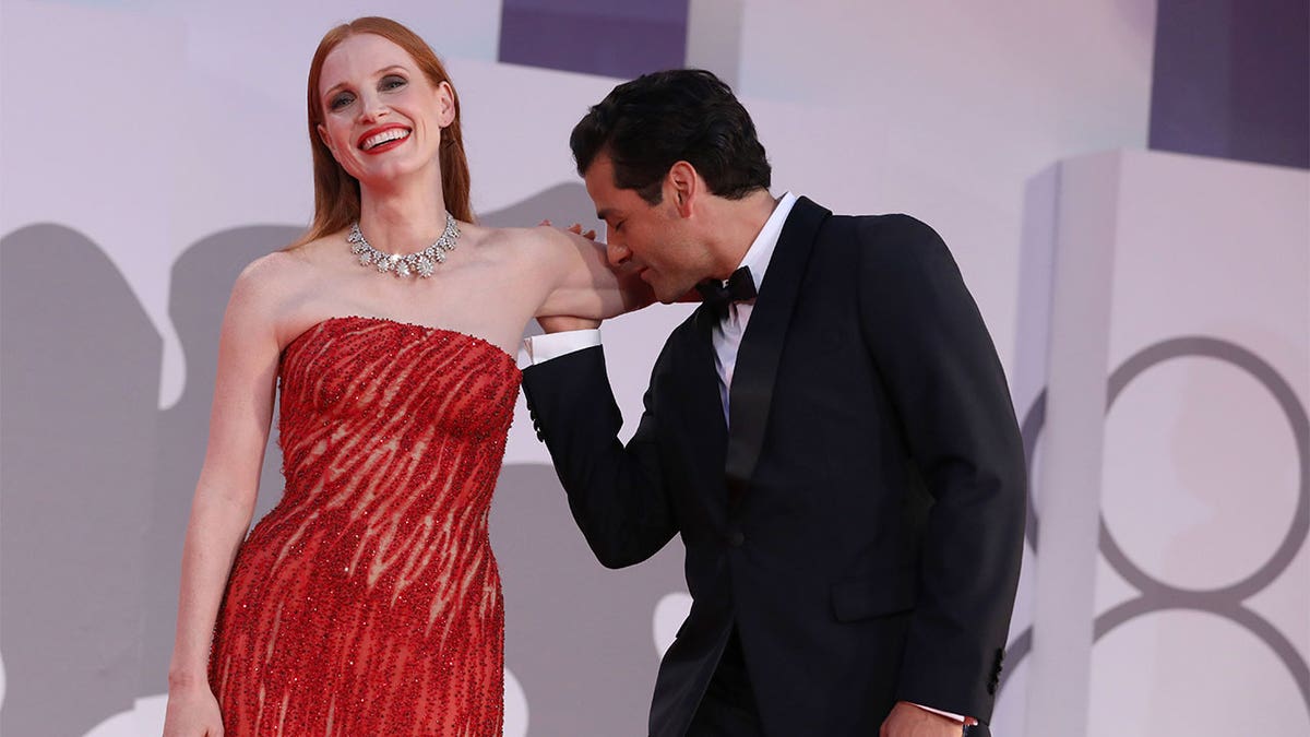 Oscar Isaac kissing Jessica Chastain upper arm 
