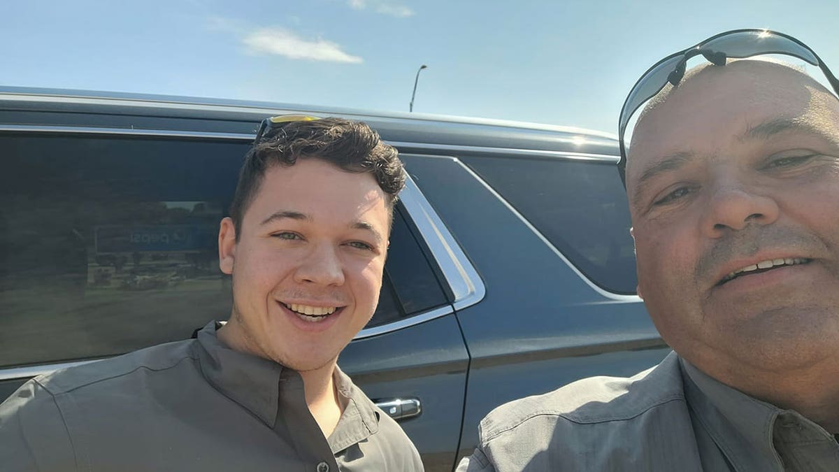 kyle rittenhouse smiles in selfie with officer