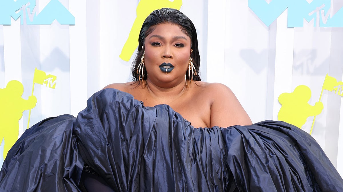 Lizzo makes entrance at VMAs