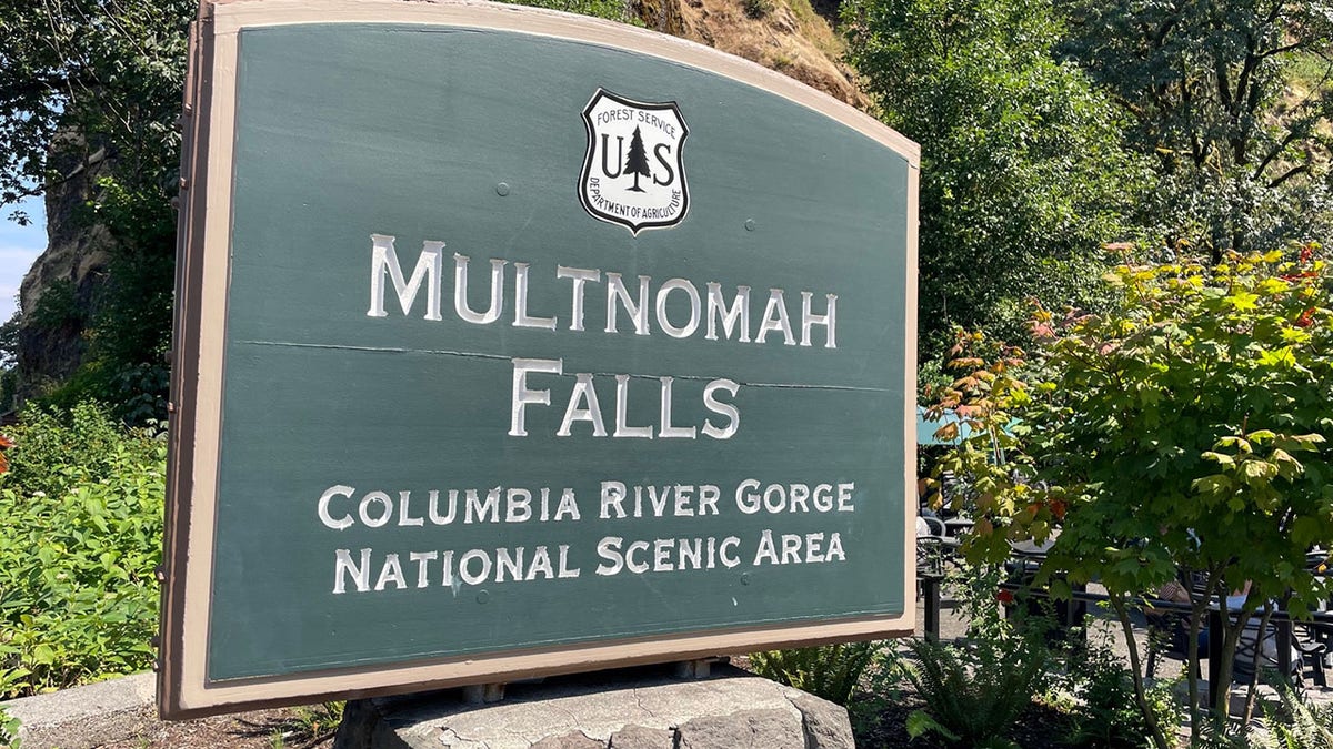 Multnomah Falls sign