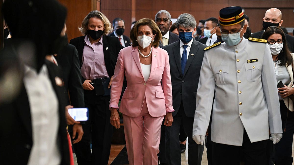 Nancy Pelosi wears mask during Parliament tour