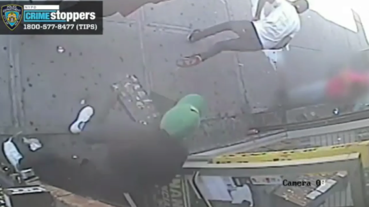 Video showing suspects running away from NYC jewelry store robbery