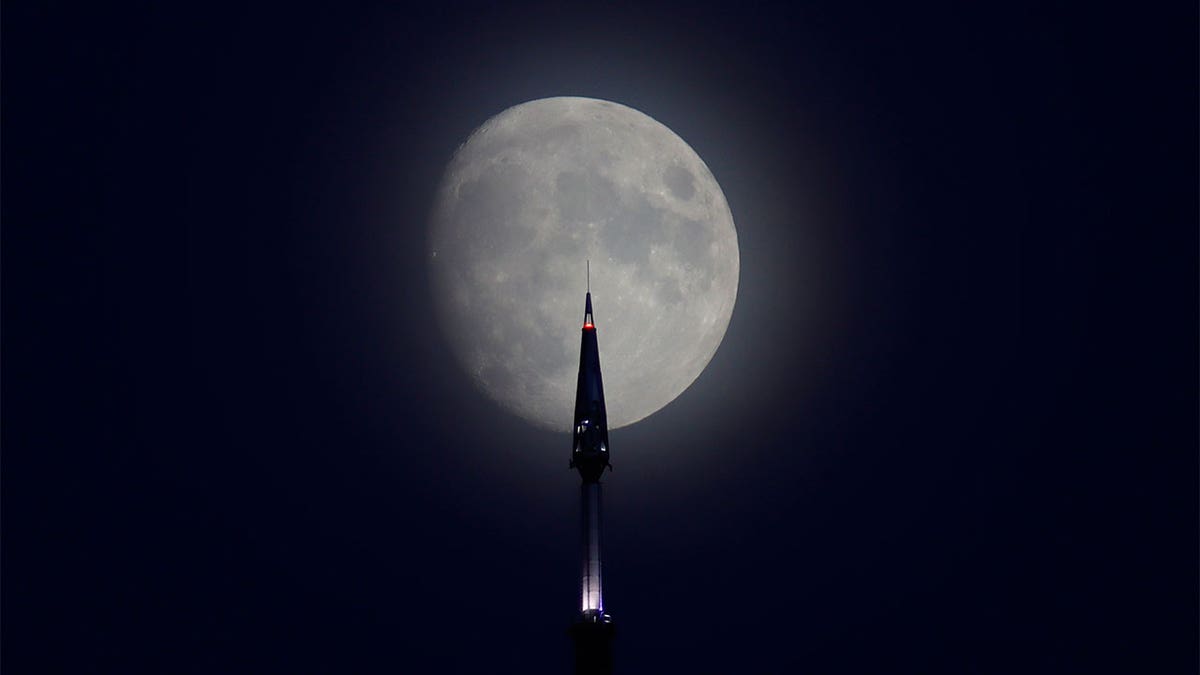 Sturgeon full moon in New York City