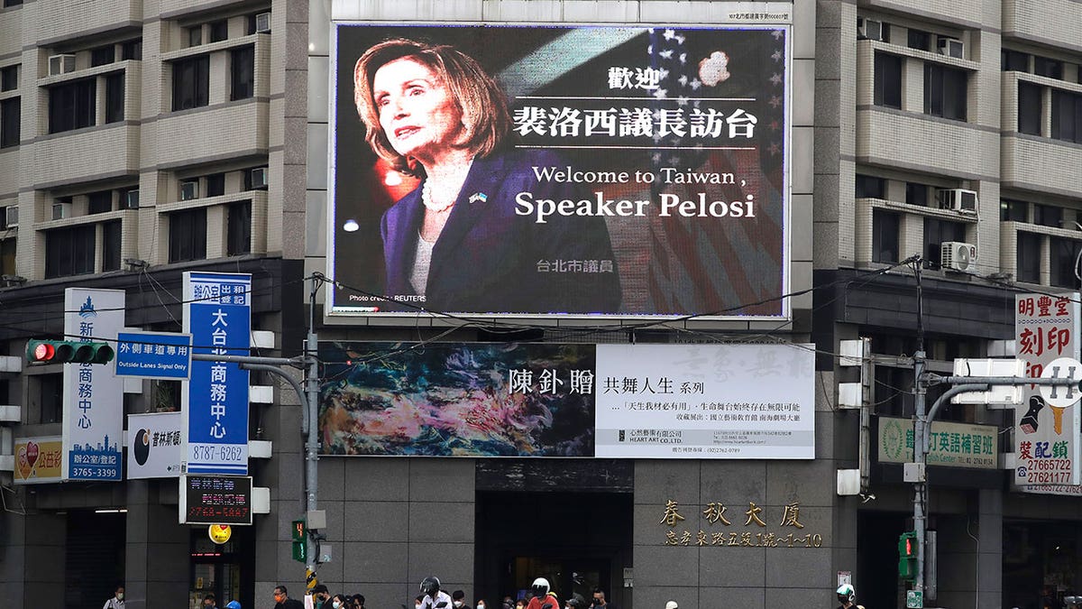 Billboard welcoming Nancy Pelosi in Taiwanese shown on a Taiwanese street