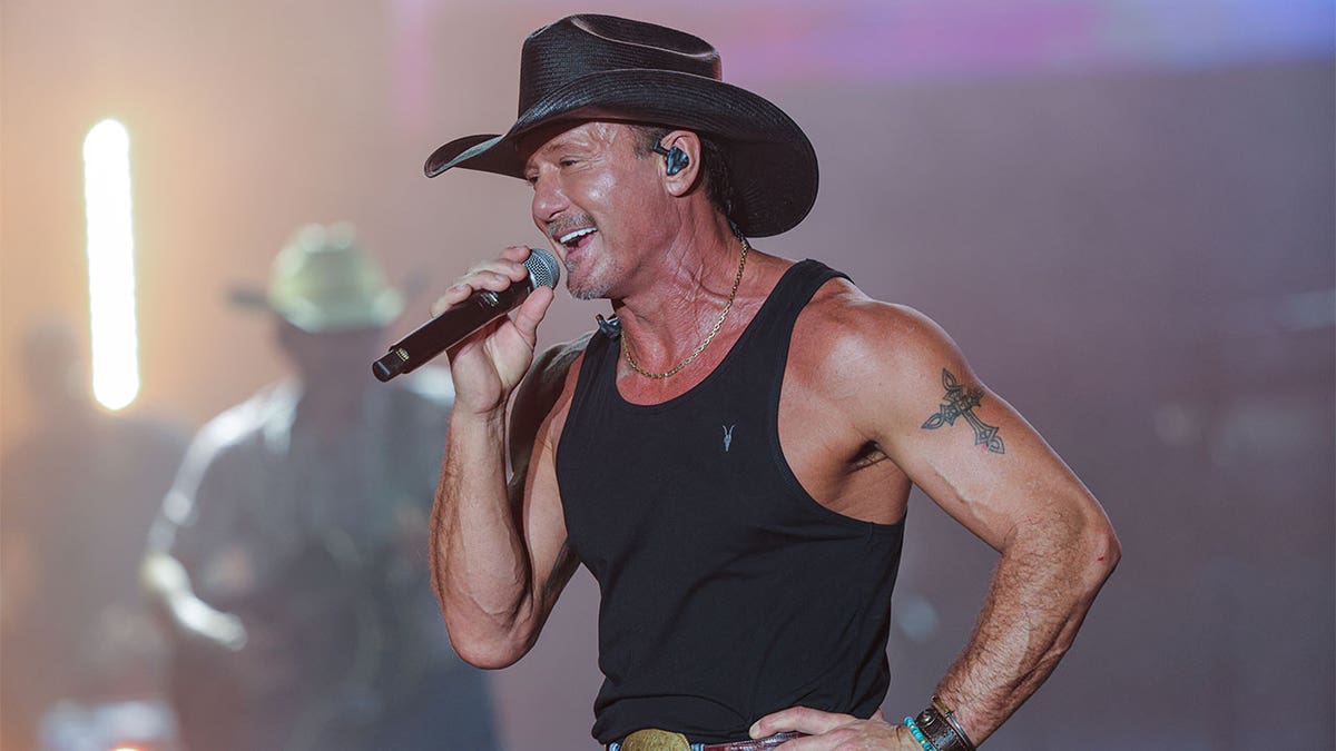 Tim McGraw performing at Windy City Smokeout