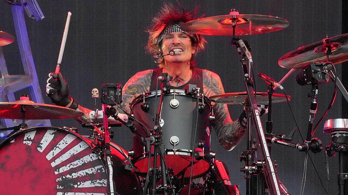 Tommy Lee playing drums