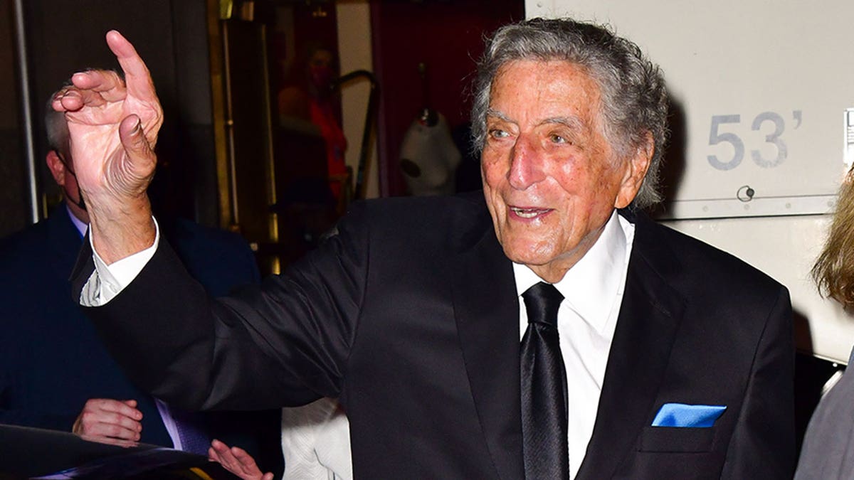 Tony Bennett waving