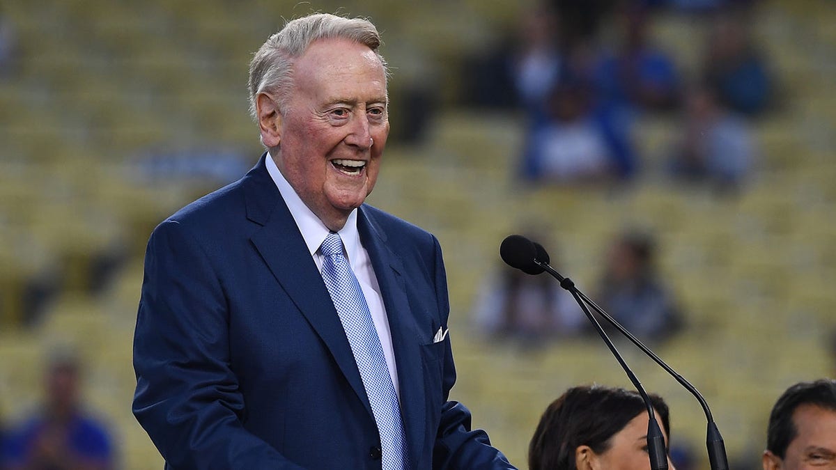 Vin Scully in ceremony